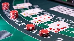 Tampilan meja blackjack live di semarjitu77 dengan dealer dan pemain di layar ponsel